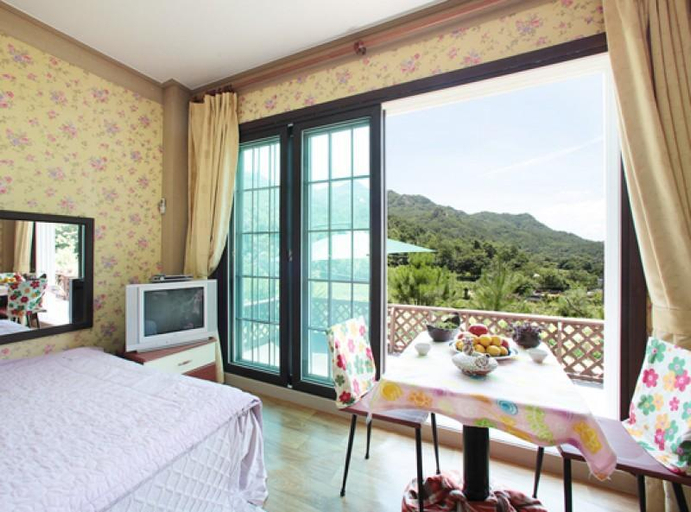 Bedroom 2, Danyang Bangoksangil Pension, Danyang