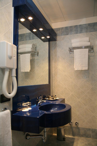Bathroom 16