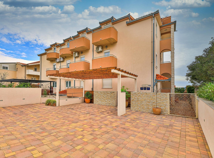 Exterior & Views 2, Charming Villa With Outdoor Pool, Bbq, and Sun Deck in Tranquil Kaštela Area, Kaštela