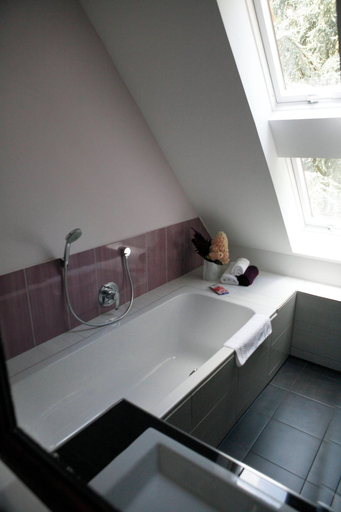 Bathroom 3, ZI Antonia mit Kirchplatzblick, Borken