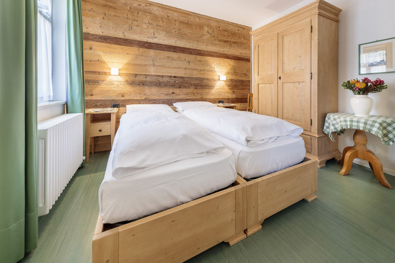 Bedroom 3, Hotel Oasi, Belluno