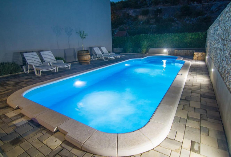 Sport & Beauty 2, Village holiday apartman with heated pool Maslina, Omiš