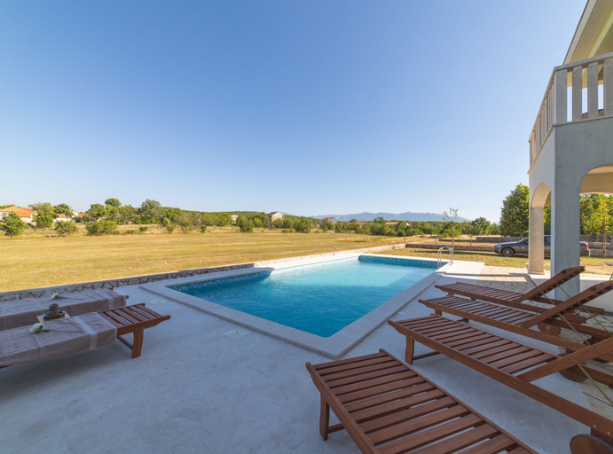 Sport & Beauty 4, Idyllic Getaway Lovrec Villa With Pool, Lovreć