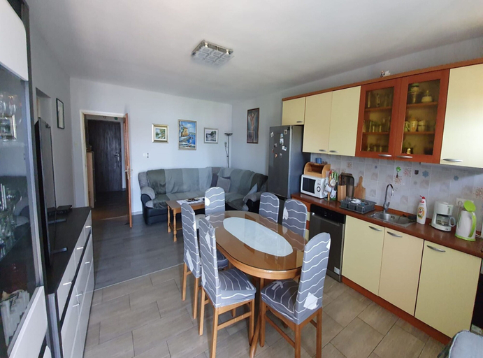Others 5, Spacious Apartment Steps From the Beach, With Private Terrace and Grill, Kaštela