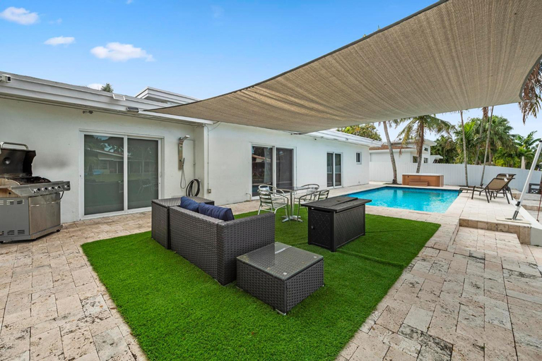 BnB Hyperion - Luxurious 5B Home w Pool & Lounge, Miami-Dade