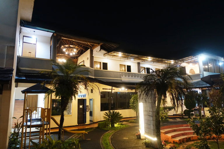 Exterior & Views 27
