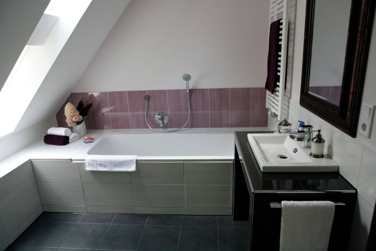 Bathroom 2, ZI Antonia mit Kirchplatzblick, Borken
