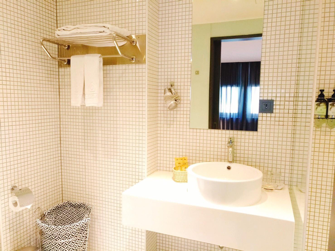 Bathroom 16