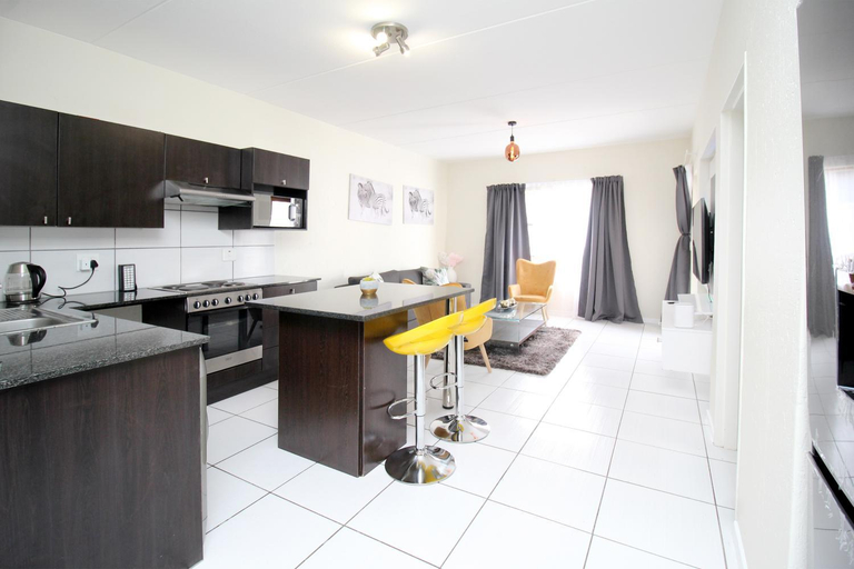 Others 3, GREENWICH 2 bedroom 2 bath serv apart with 24hrs electricity, City of Johannesburg