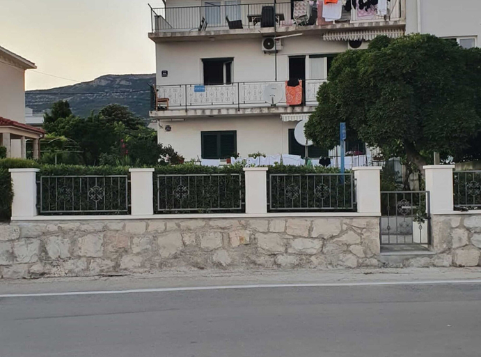 Exterior & Views, Spacious Apartment Steps From the Beach, With Private Terrace and Grill, Kaštela
