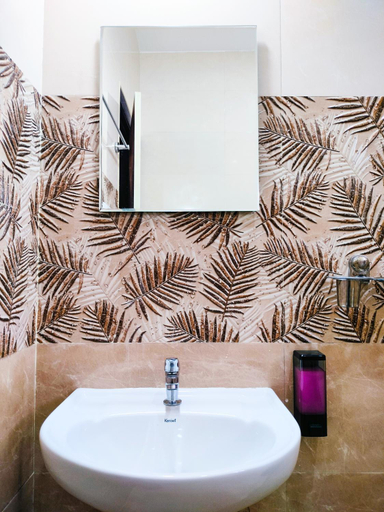 Bathroom 1, City Center Family Home, Bangalore