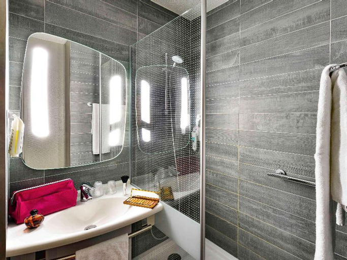 Bathroom 15