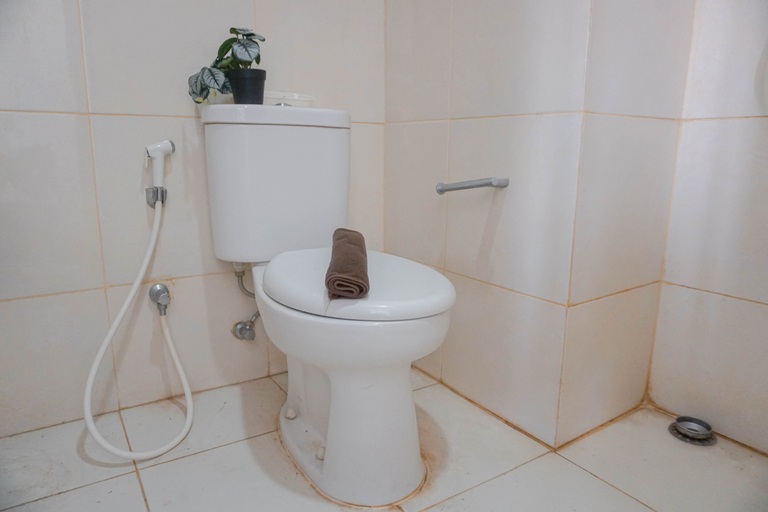 Bathroom 2, Good and Comfy Studio Elvis Tower Apartment By Travelio, Cikarang