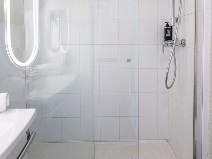 Bathroom 5, ibis Granville Port de Plaisance, Manche