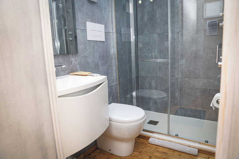 Bathroom 4, FLOATING DREAM, Torino