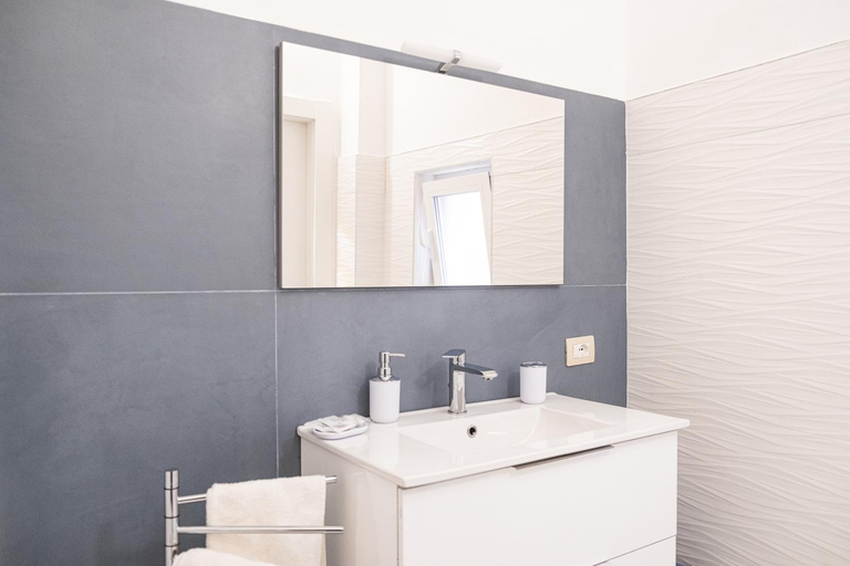 Bathroom 3, SUN & MOON Apartment, Bari