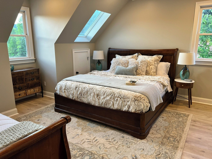 Bedroom 2, Lakeside Valley Vineyards B&B, Pickens
