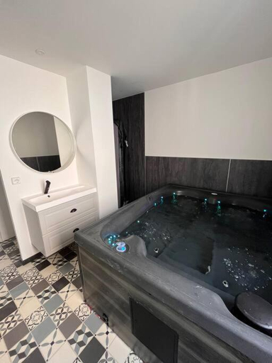 Bathroom 2, Coin de paradis avec spa illimite en plein centre Avranches, Manche