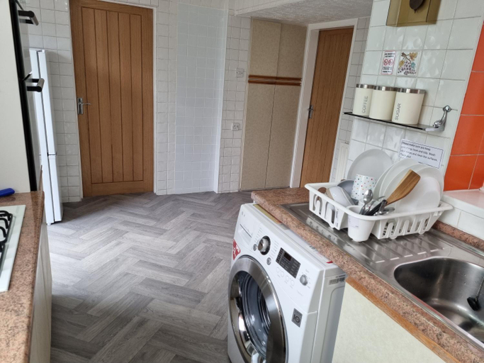 Others 5, Deluxe Double bedroom with private bathroom, parking and WiFi, Leeds