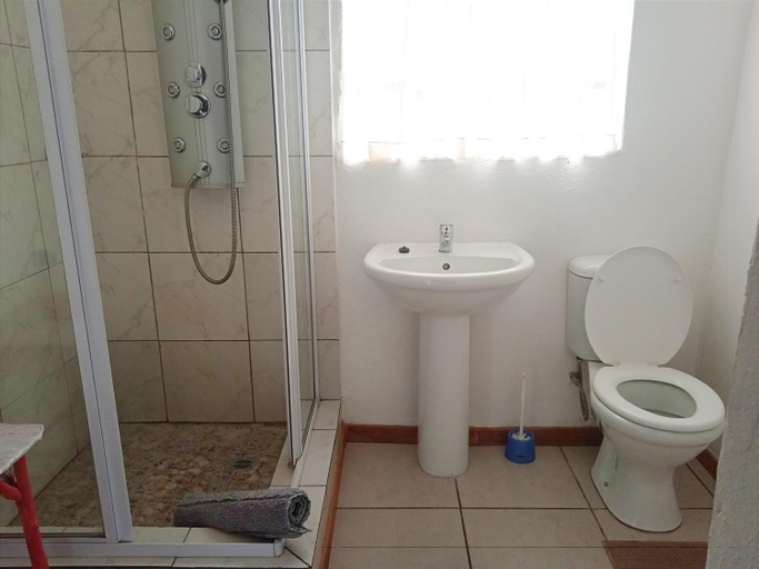 Bathroom 3, Rheola's Guest Cottage, Thabo Mofutsanyane