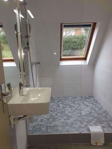 Bathroom 4, ibis budget Blois Centre, Loir-et-Cher