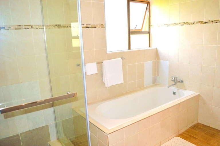 Bathroom 3, Mount Pleasant - Luxurious 4-Bed Villa, Mazowe