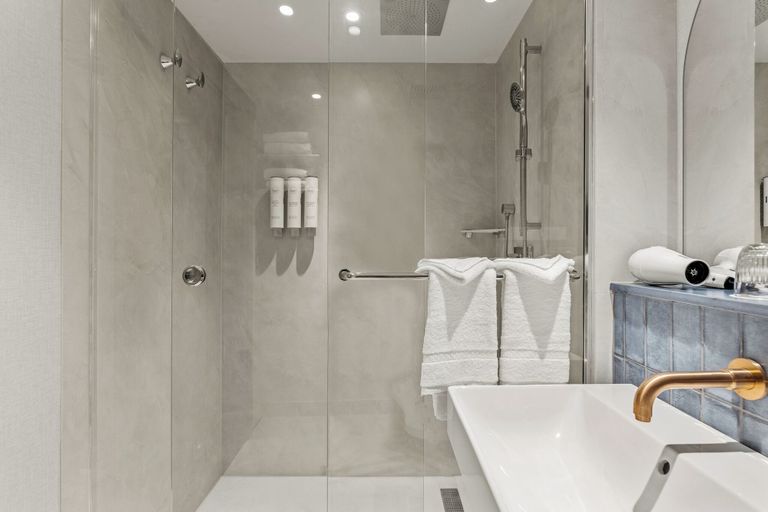 Bathroom 5, Otter Hotel, Division No. 15