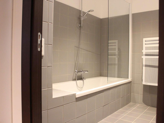 Bedroom 3, Appartement 3 pieces avec cuisine equipee, TV, et parquet massif a Rochefort - FR-1-246B-462, Charente-Maritime