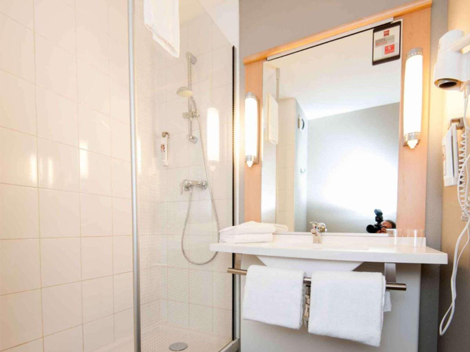 Bathroom 4, ibis Avallon, Yonne