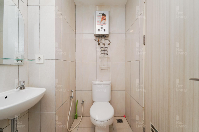 Bathroom 3, RedLiving Apartemen Grand Kamala Lagoon - Aoklah, Bekasi