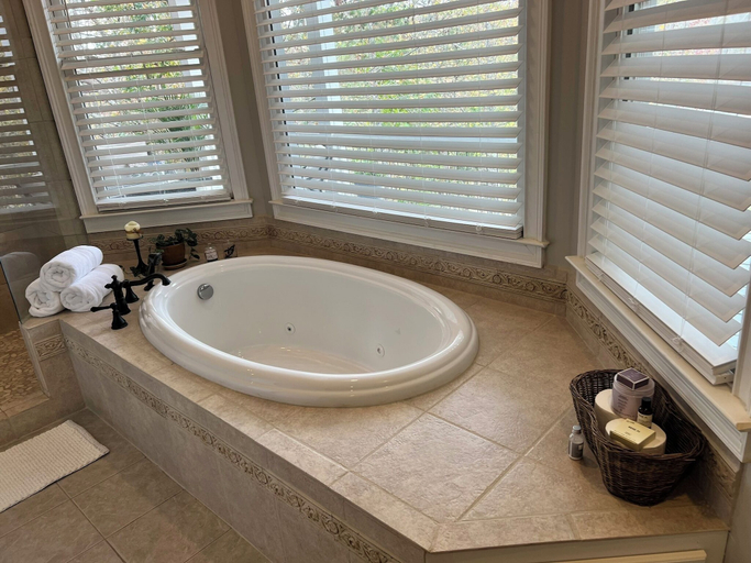 Bathroom 3, Lakeside Valley Vineyards B&B, Pickens