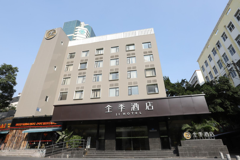 Exterior & Views 27