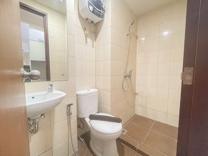Bathroom 5, The Highrise Studio at Vida View Makassar Apartment By Travelio, Makassar