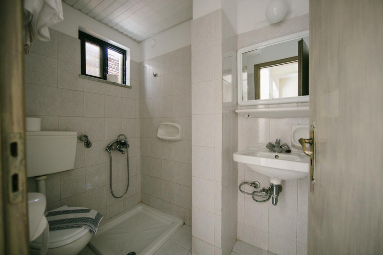 Bathroom 4, Gorgona Studios, South Aegean