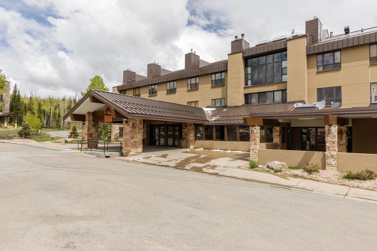 King Suite - 4 Guest - Hot Tub - Pool - Free Shuttle - Cedar Breaks Lodge, Iron