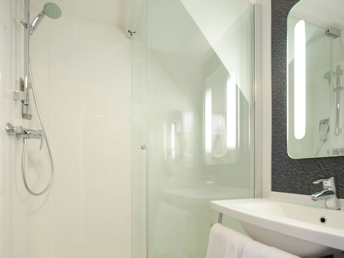 Bathroom 5, ibis Granville Port de Plaisance, Manche