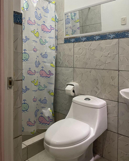Bathroom 2, Olas inn, Cañete