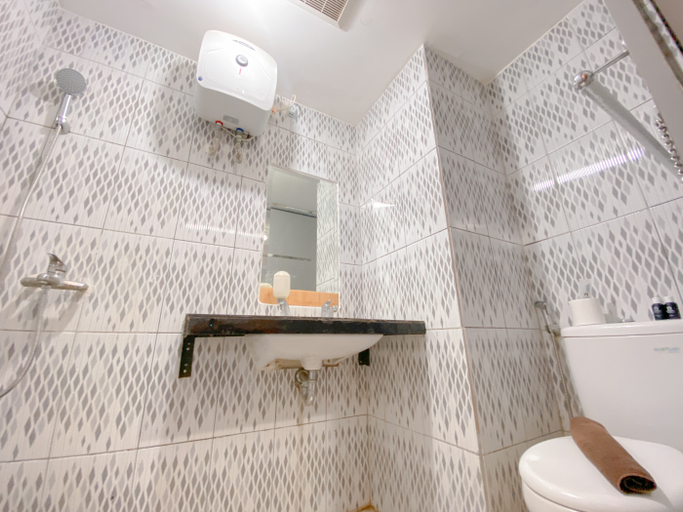 Bathroom 5, The Metropolitan Manor Studio Apartment at Parahyangan Residence By Travelio, Bandung