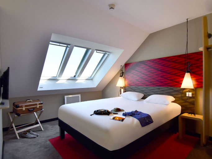 Bedroom 3, ibis Brest Kergaradec Airport, Finistère