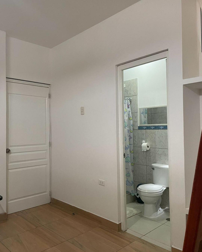 Bathroom 2, Olas inn, Cañete