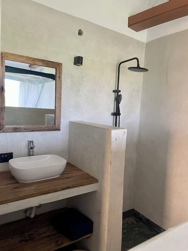 Bathroom 4, Baobab Bungalows, Kusini
