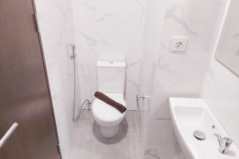 Bathroom 5, Comfortable and Elegant Studio at Pacific Garden Apartment By Travelio, Tangerang