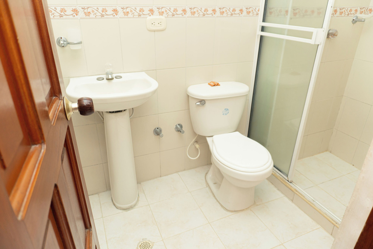 Bathroom 3, Hotel Gaira Mar, Santa Marta (Dist. Esp.)