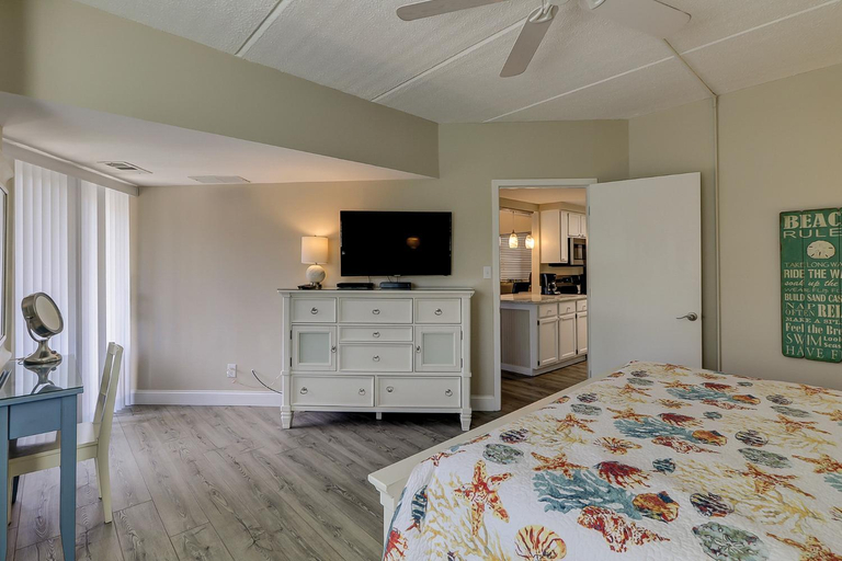 Bedroom 2, King Queen Sleeper Sofa Updated Luxury Kitchen Bikes & Beach Gear included, Beaufort