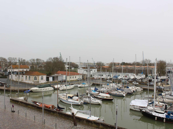 Appartement 3 pieces avec cuisine equipee, TV, et parquet massif a Rochefort - FR-1-246B-462, Charente-Maritime