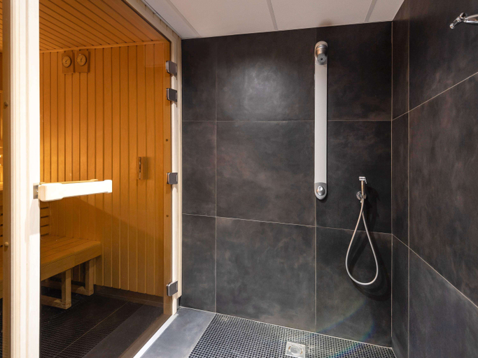 Bathroom 5, Mercure St Malo Front de Mer Hotel, Ille-et-Vilaine