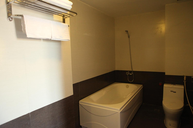 Bathroom 2, Bao Son Hotel, Duy Tiên