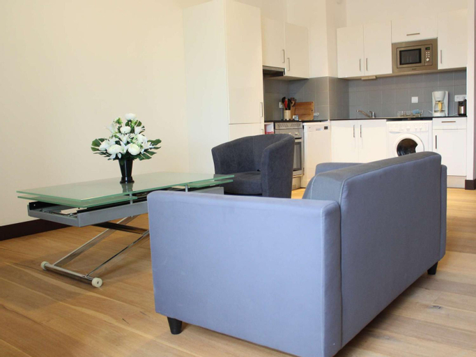 Others 4, Appartement 3 pieces avec cuisine equipee, TV, et parquet massif a Rochefort - FR-1-246B-462, Charente-Maritime