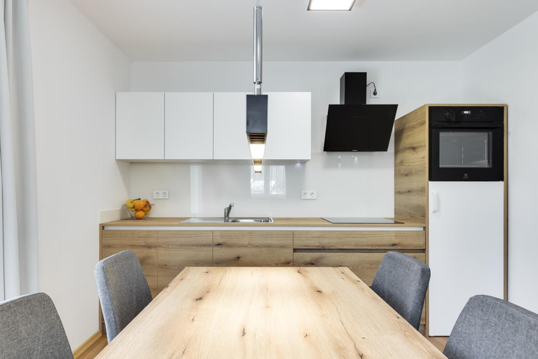 Others 4, Chic Apartments with Finnish Sauna and Jacuzzi, Kranjska Gora
