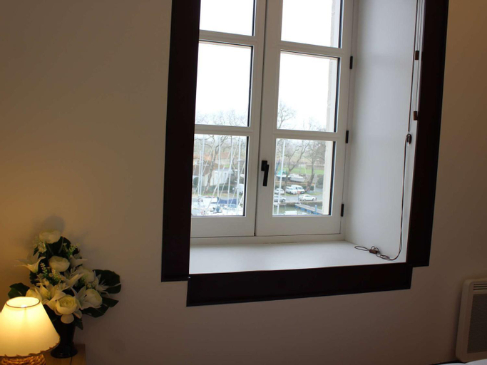 Others 5, Appartement 3 pieces avec cuisine equipee, TV, et parquet massif a Rochefort - FR-1-246B-462, Charente-Maritime